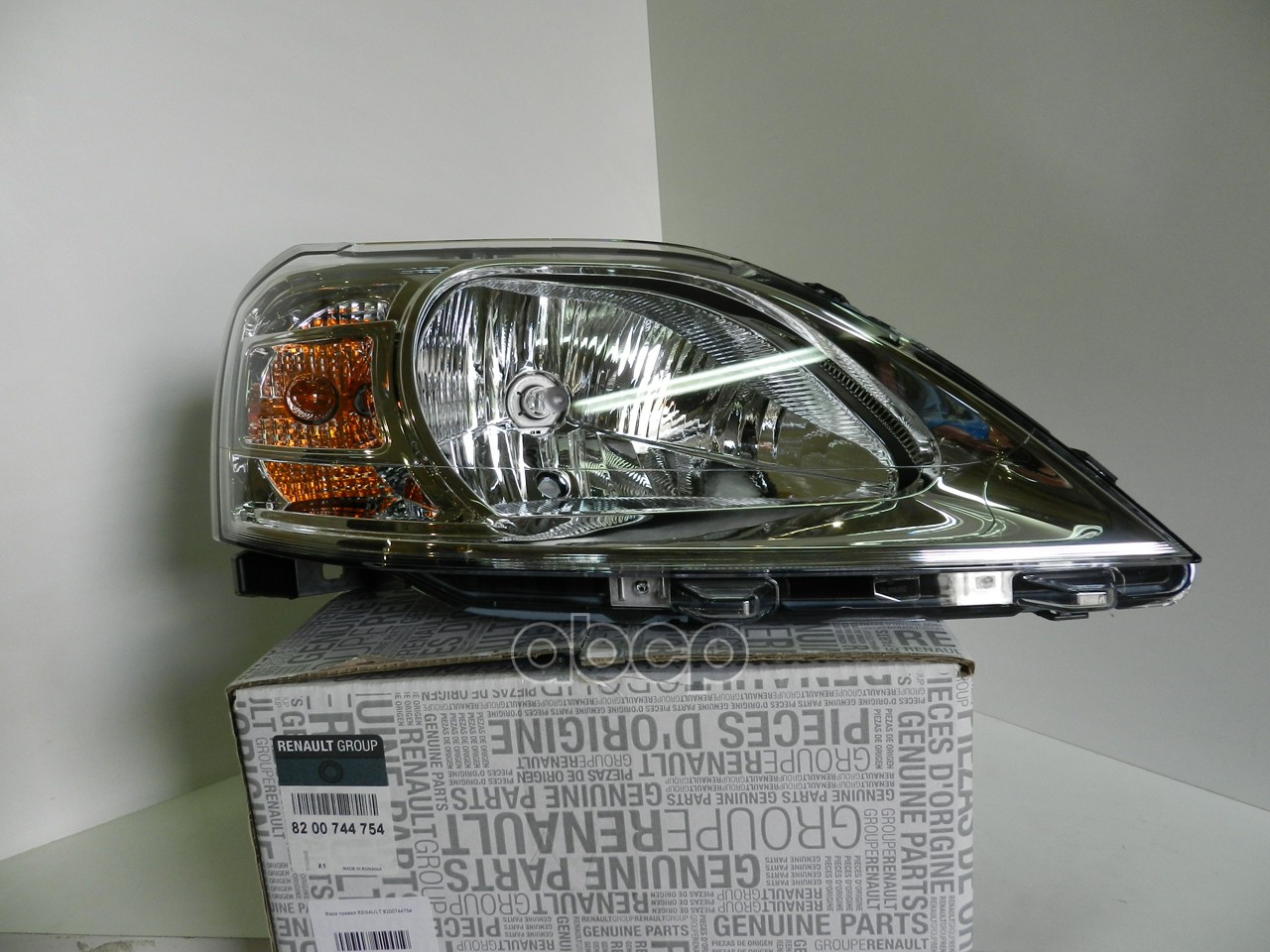 Фара передняя правая RENAULT арт. 8200744754